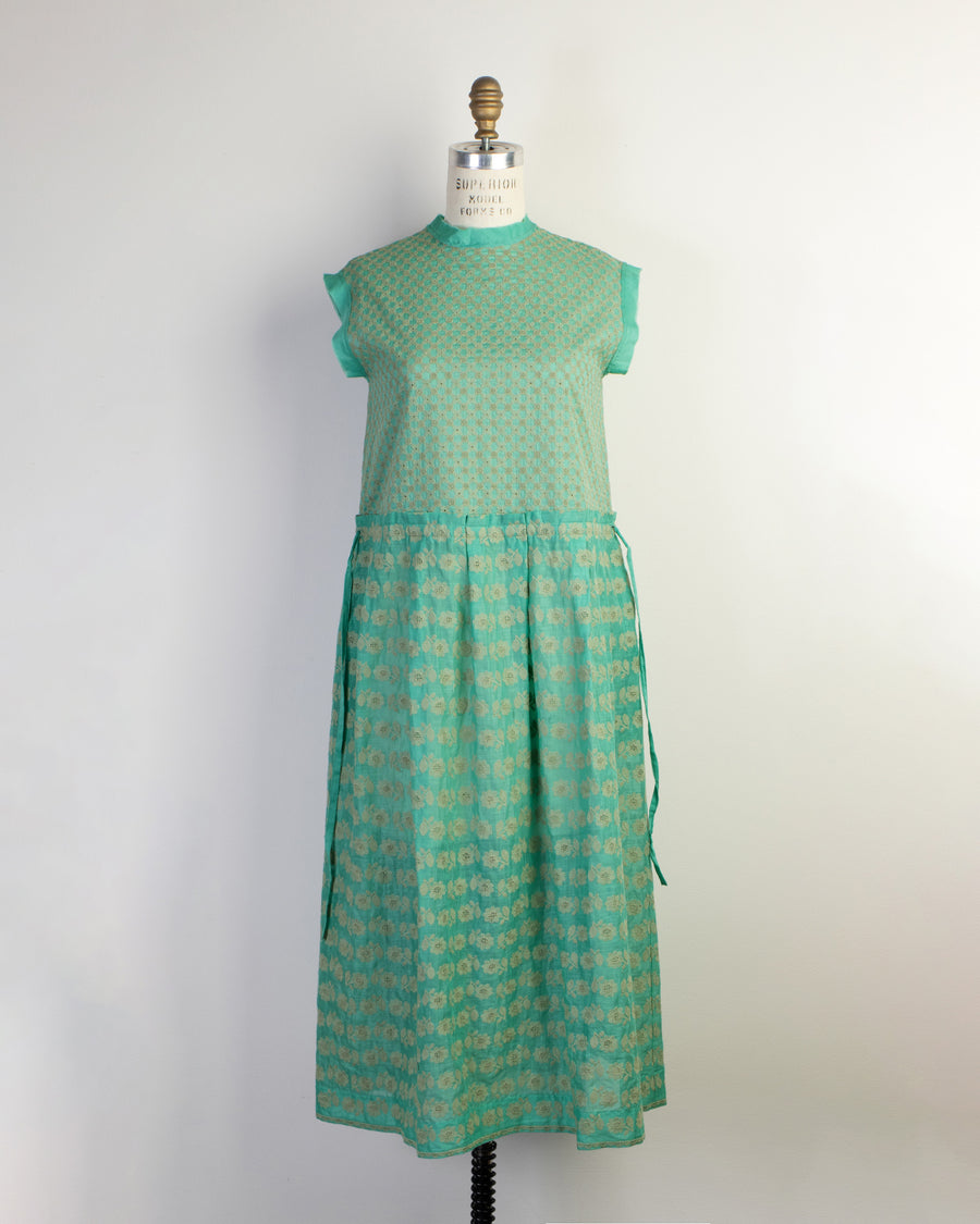 sleeveless embroidery dress