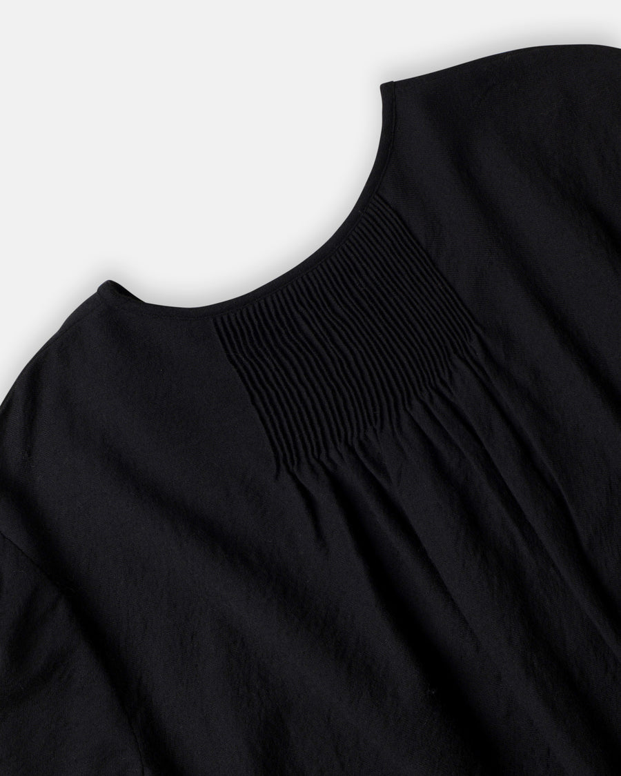 boiled wool plain boatneck back pintuck shirt black